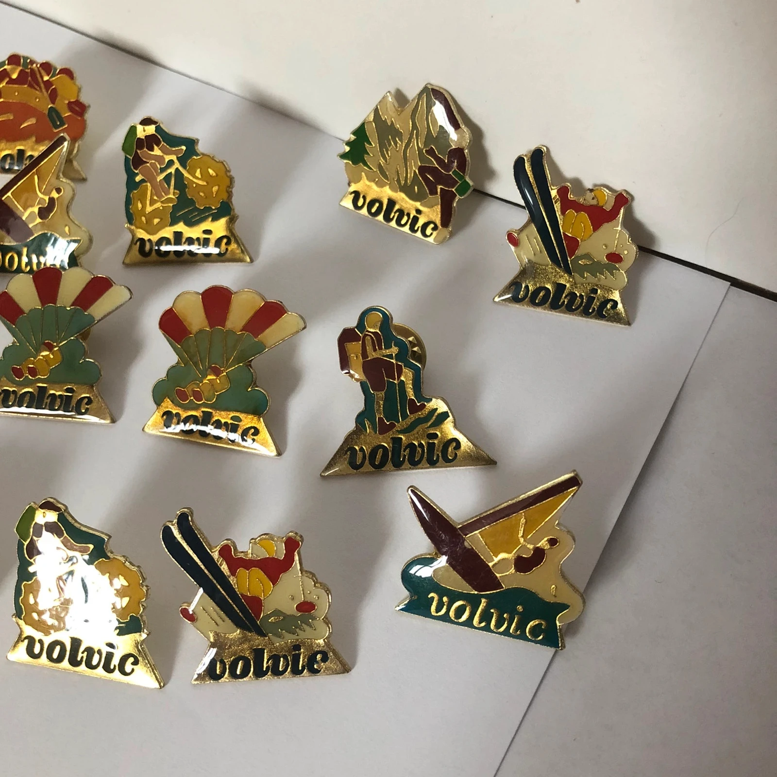 Lot 19 pin"s vintage Volvic années 90 – photo 4